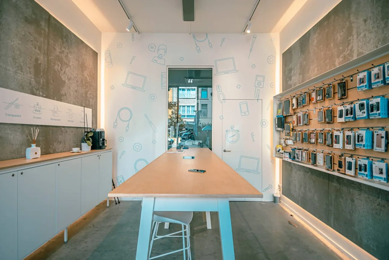 Interieur van de Fonifix winkel in Mechelen